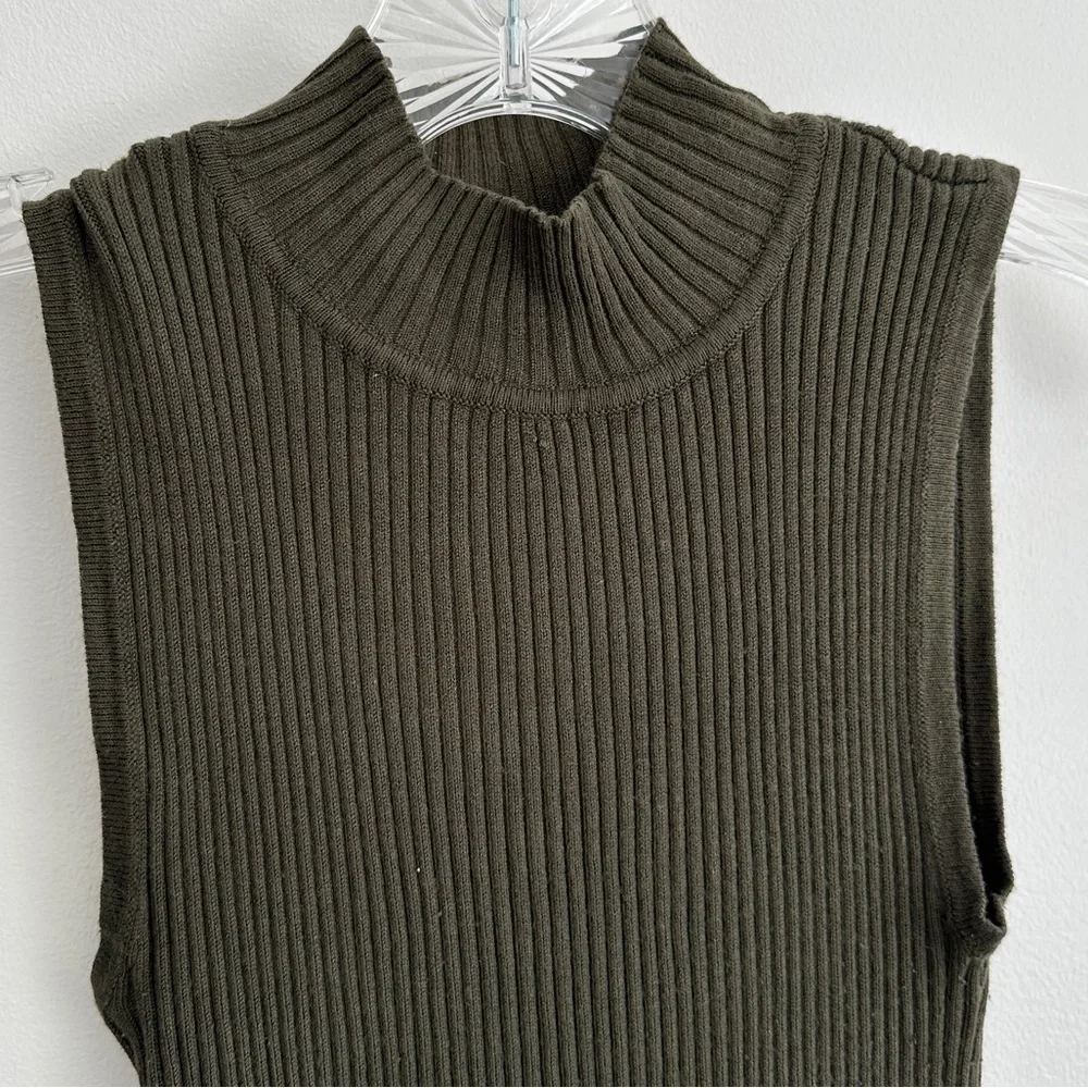 Hooked Up By I.O.T Sleeveless Turtleneck Ribbed Top in Green / Khaki Extra Small
